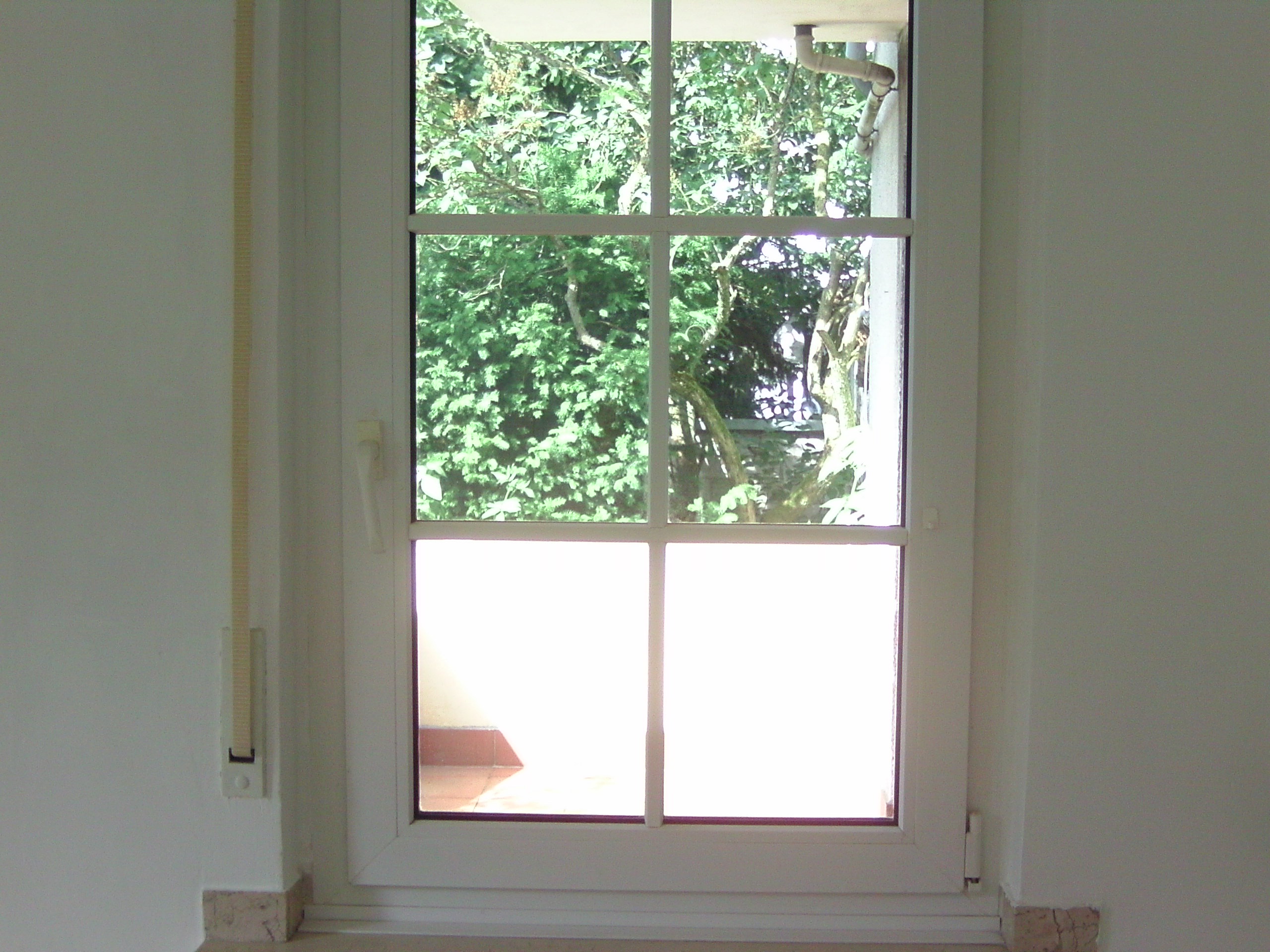 Zweites K&uuml;chenfenster mit Blick auf den Balkon